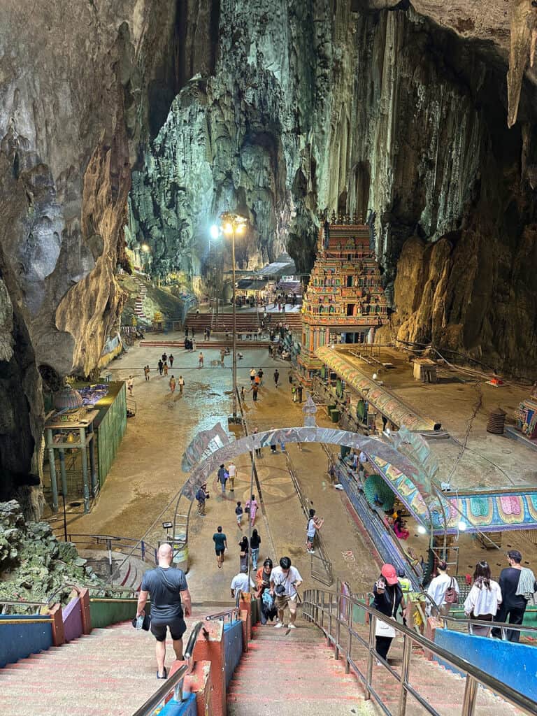 Внутри пещеры Batu Caves