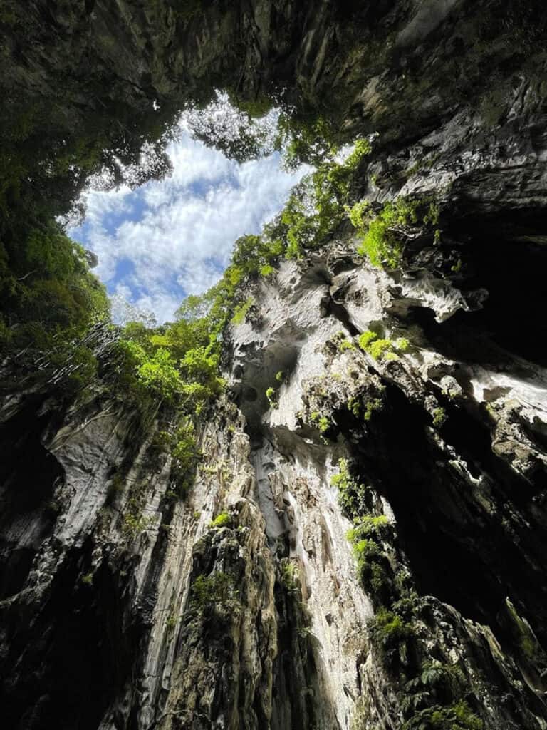 Красивый вид изнутри Batu Caves
