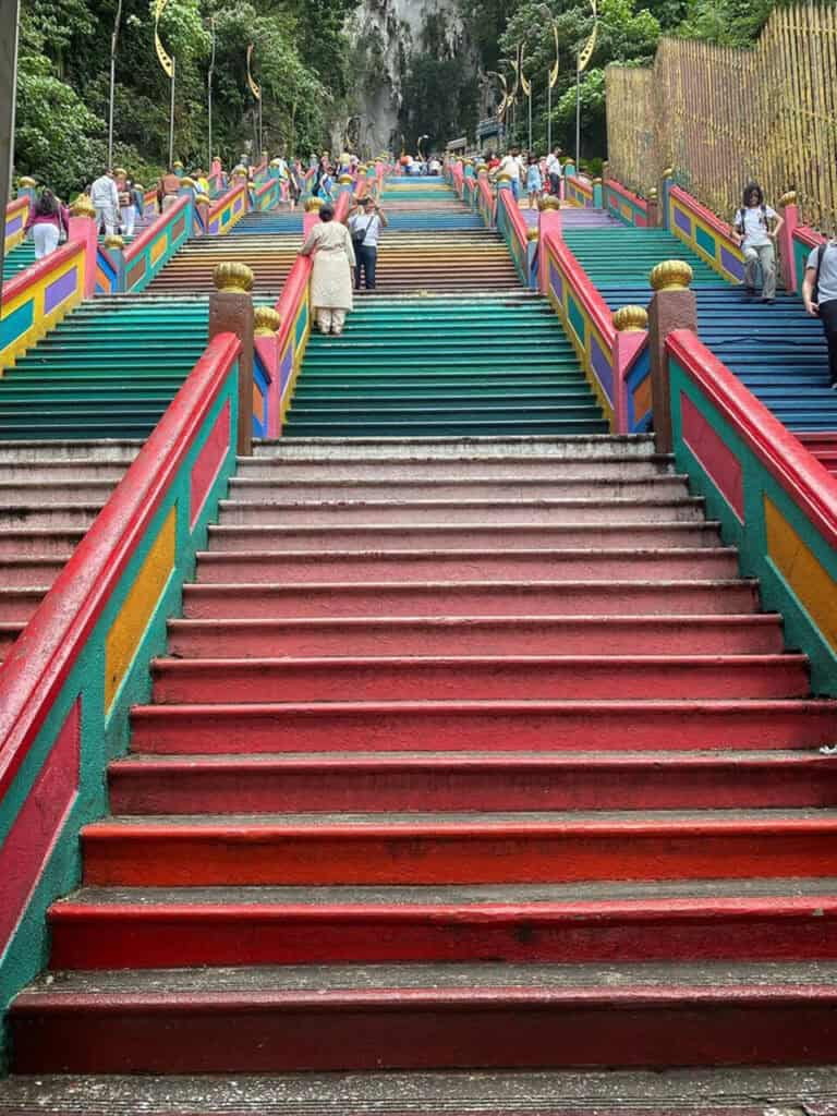 лестница из 272 ступеней, ведущая к главной пещере Batu caves