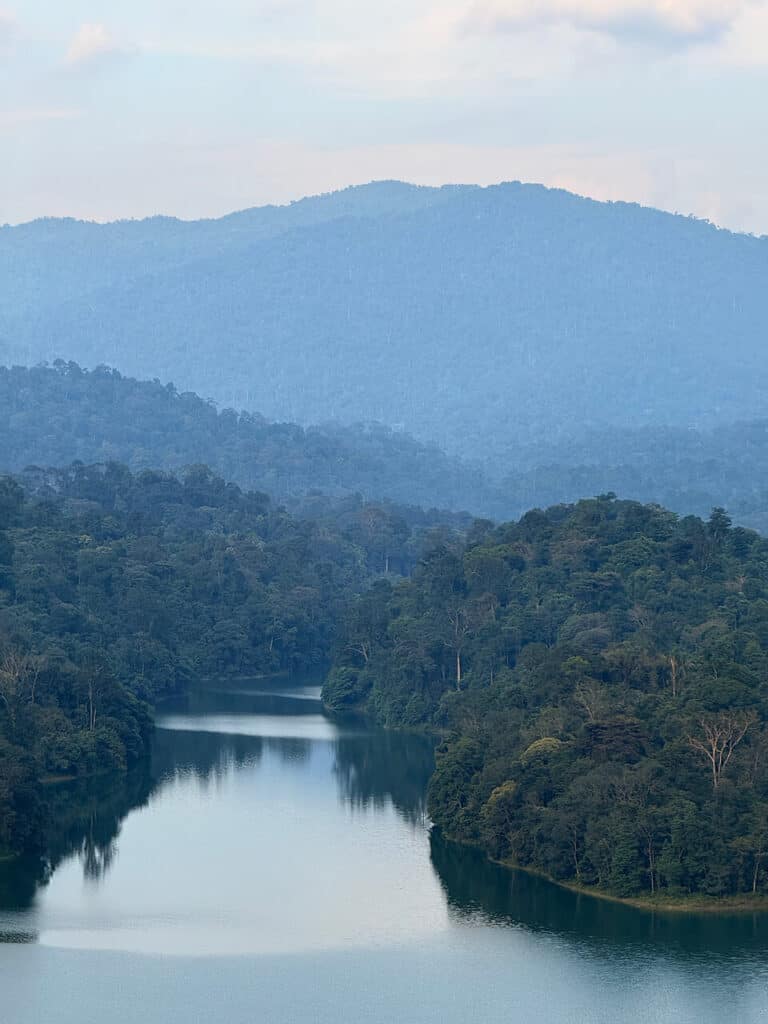 Пик Bukit Tabur возле Куалы-Лумпур с видом на водохранилище Klang Gates