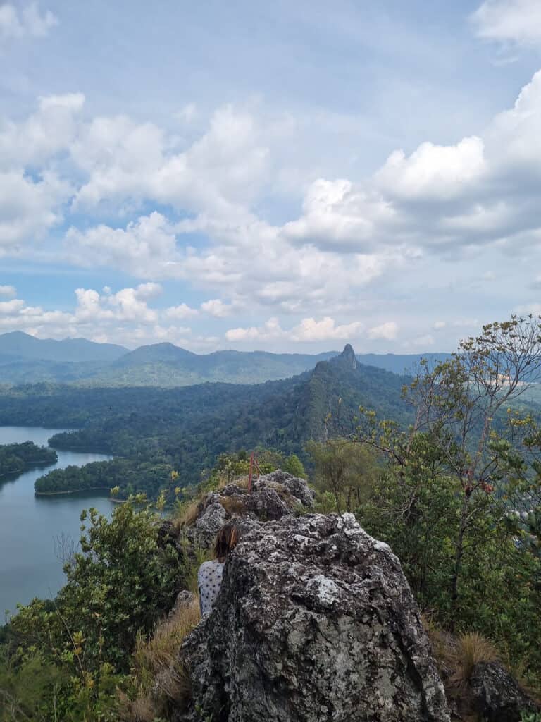 Пик Bukit Tabur возле Куалы-Лумпур для хайкинга
