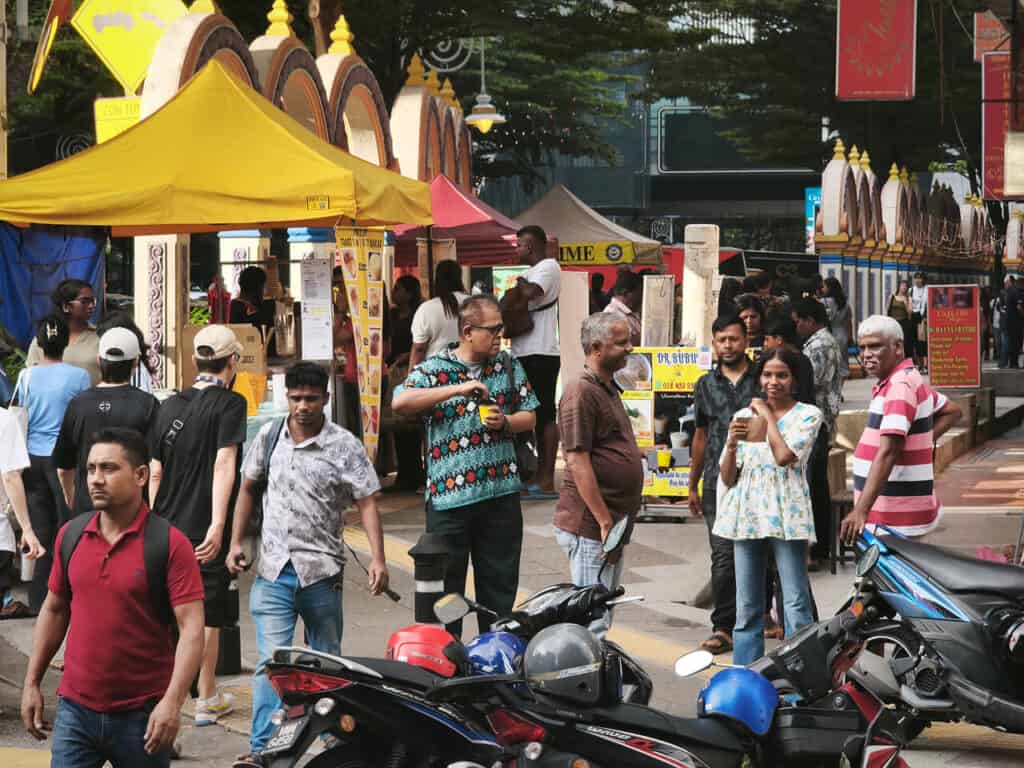 Индийцы в Куала-Лумпур, в районе Little India (Brickfields)