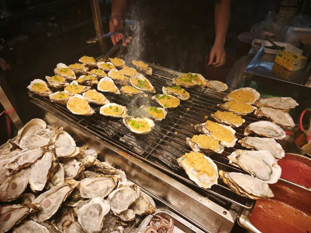 Устрицы на гриле на улице еды Jalan Alor