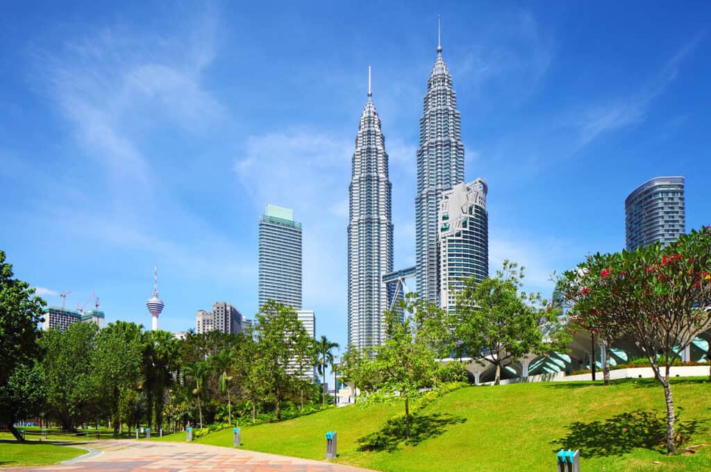 Парк KLCC с видом на башни Петронас