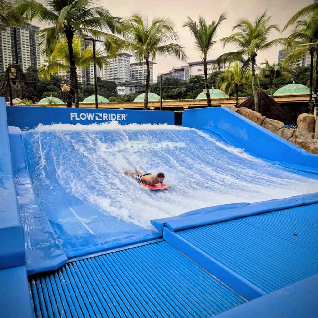 Парк развлечений Sunway Lagoon