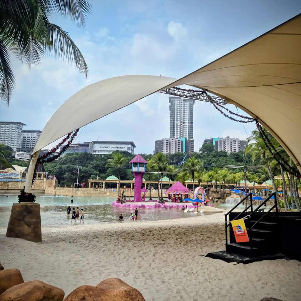 Пляж в в парке развлечений Sunway Lagoon